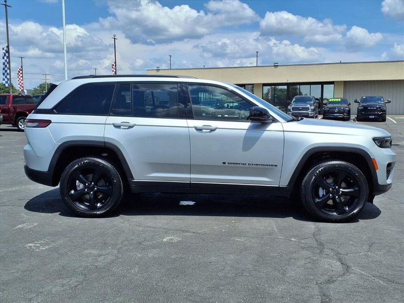 2025 Jeep Grand Cherokee Altitude photo 3