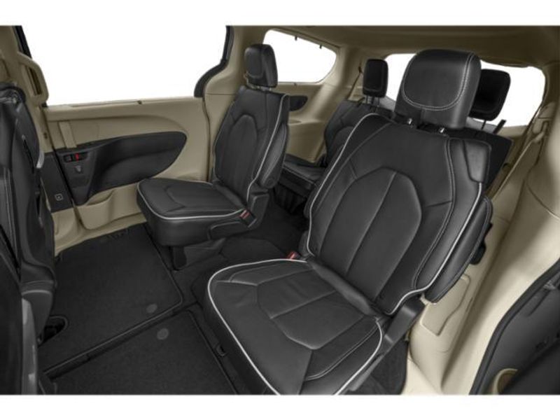 2024 Chrysler Pacifica Pinnacle photo 13