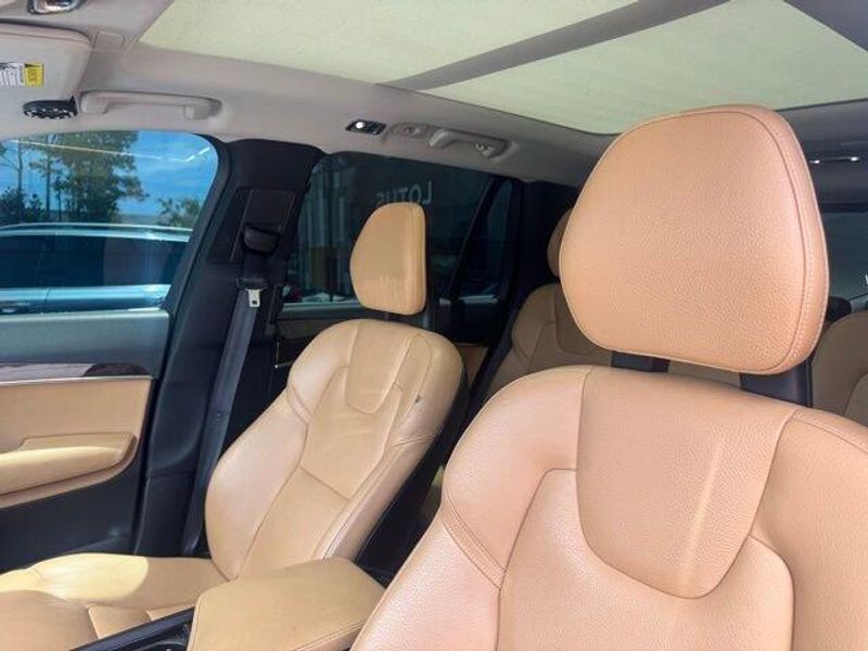 2016 Volvo XC90 T6 Momentum