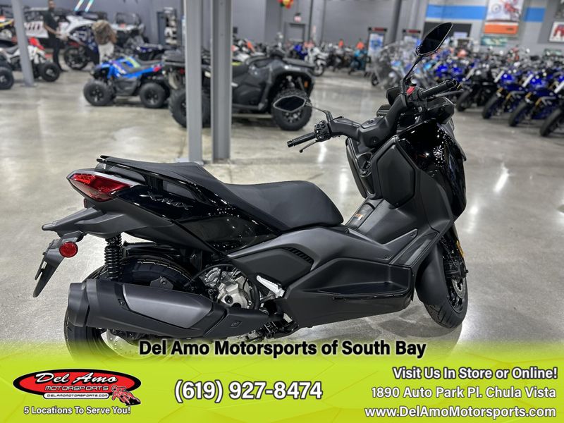 2025 Yamaha Xmax Image 2