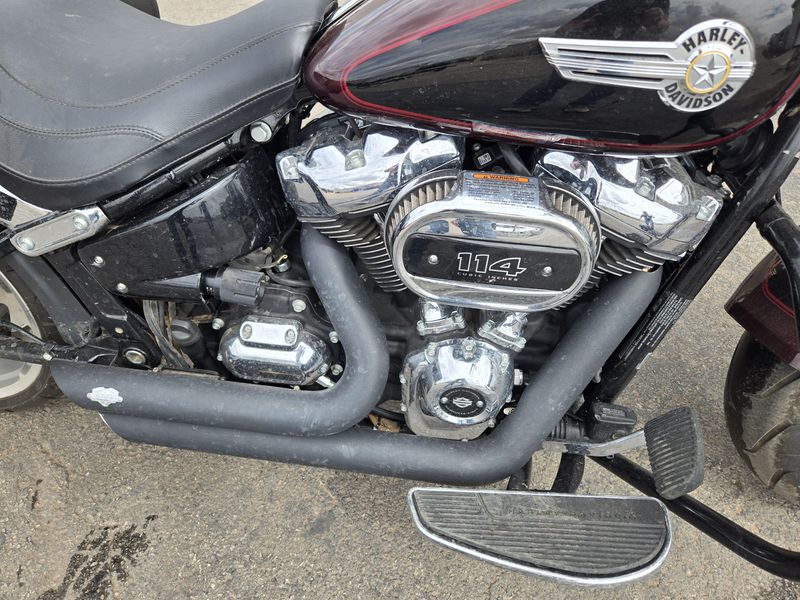 USED 2022 HARLEY SOFT TAIL FAT BOY 114 MIDNIGHT CRIMSON AND VIVID BLACK Image 13