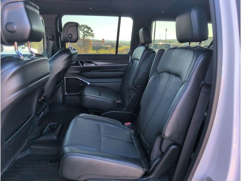 2023 Jeep Wagoneer L Series IIIImage 29