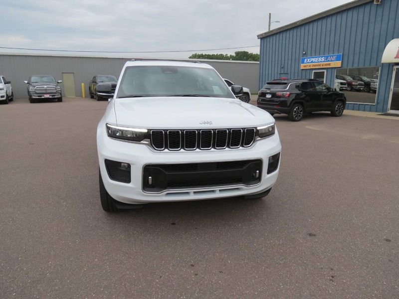 Used 2025 Jeep Grand Cherokee L Overland 4x4 4dr SUVImage 3