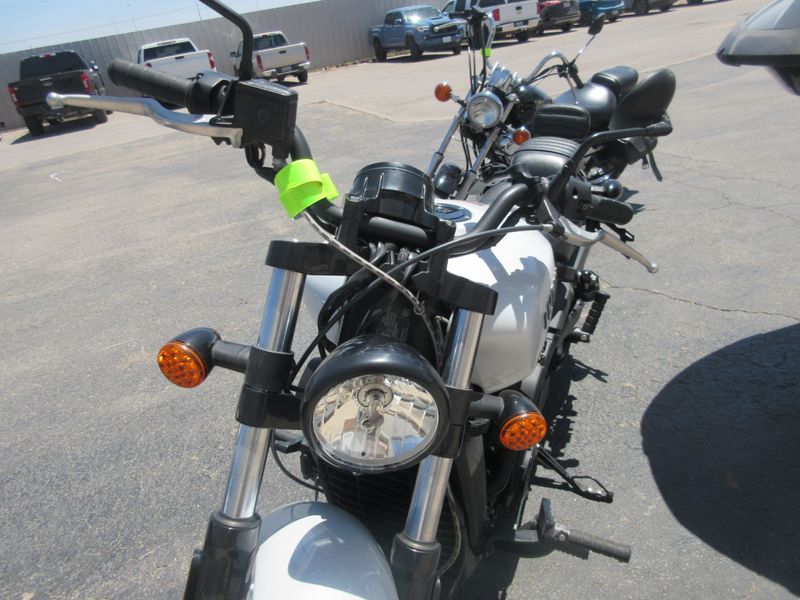 USED 2024 INDIAN MOTORCYCLE SCOUT BOBBER SIXTY ABS GHST WHT MTLC CAL Image 6