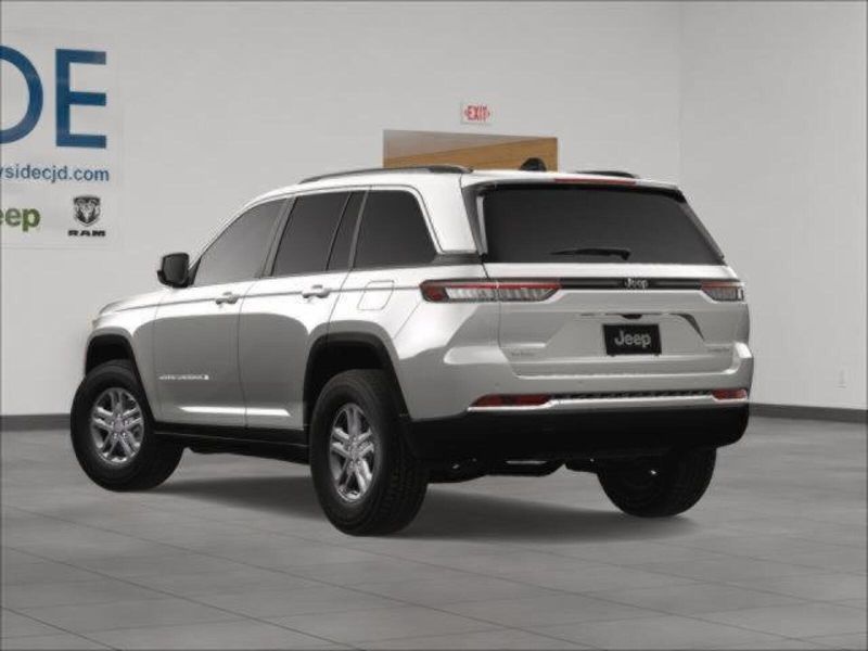2025 Jeep Grand Cherokee Laredo photo 4