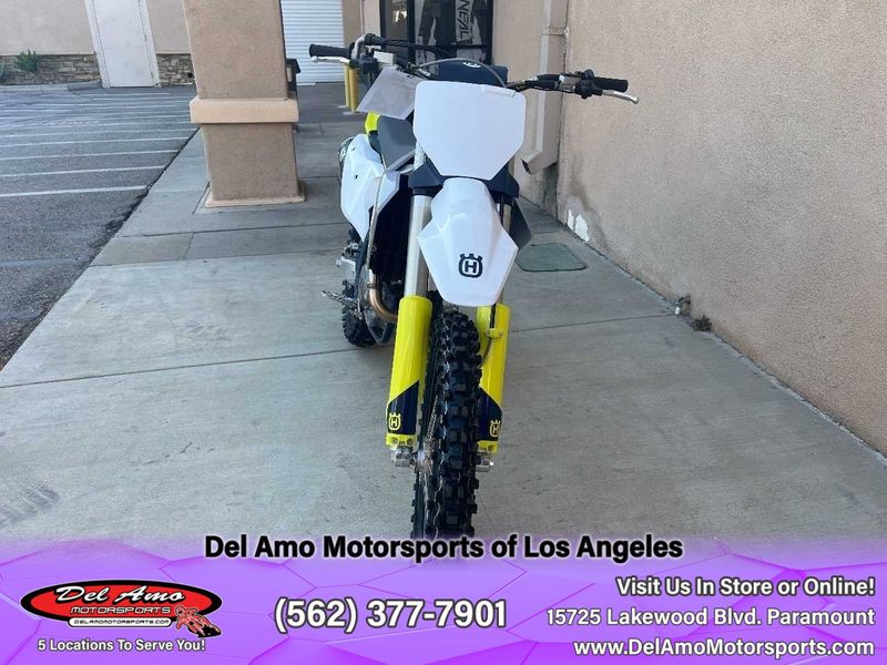 2024 HUSQVARNA FC 250  in a WHITE exterior color. Del Amo Motorsports of Los Angeles (562) 262-9181 delamomotorsports.com 