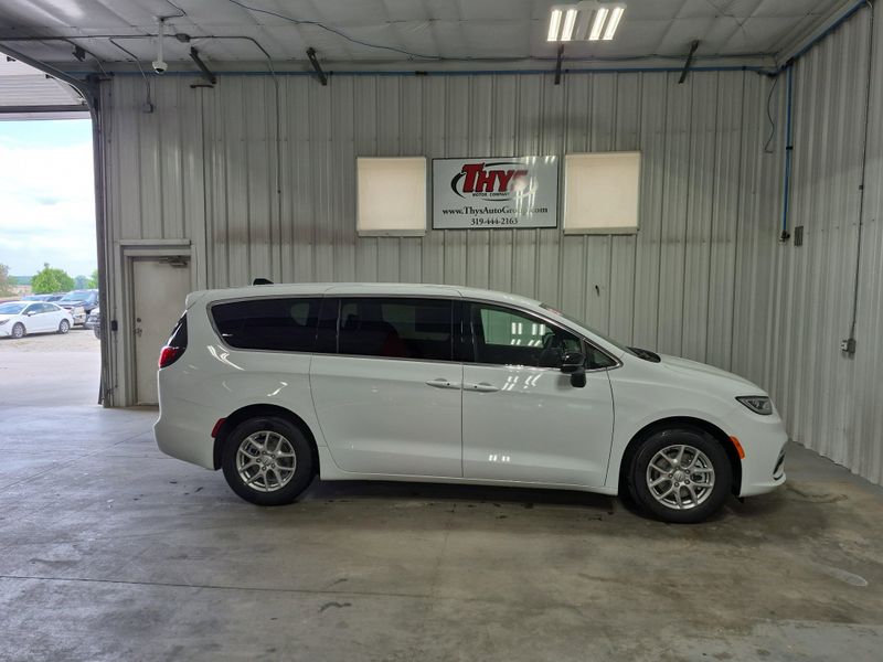2025 Chrysler Pacifica SelectImage 1