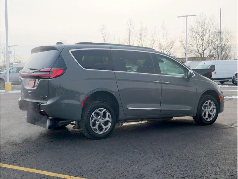 2022 Chrysler Pacifica Touring LImage 11