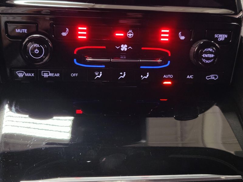 Used 2025 Jeep Grand Cherokee L Laredo V6 4x4 w/Luxury TechImage 17