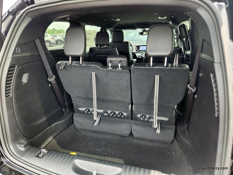 New 2025 Chrysler Voyager LxImage 21