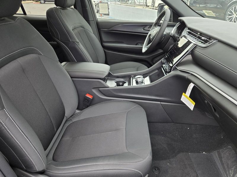 New 2026 Jeep Grand Cherokee Laredo X 4x2
