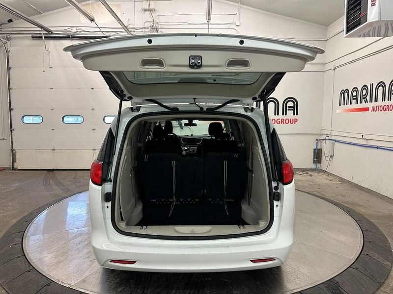 2022 Chrysler Voyager LXImage 16