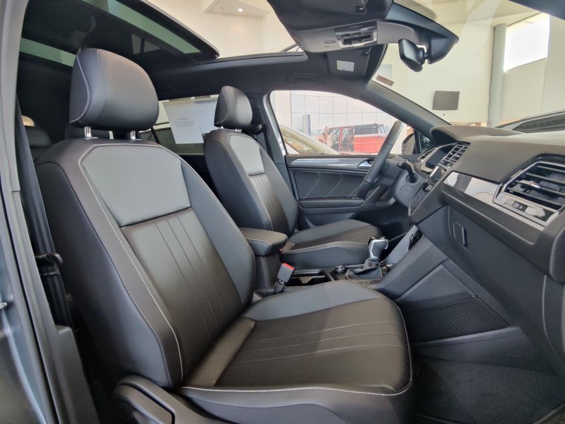 2024 Volkswagen Tiguan SE R-Line Black AWD w/SunroofImage 3