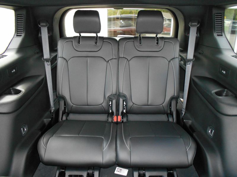 2025 Jeep Grand Cherokee L Limited 4x4Image 8