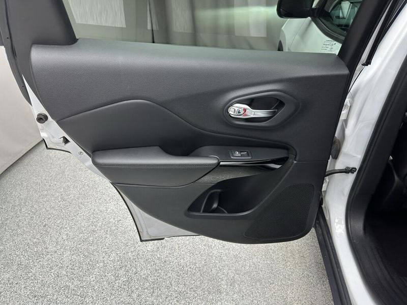Used 2019 Jeep Cherokee AltitudeImage 13