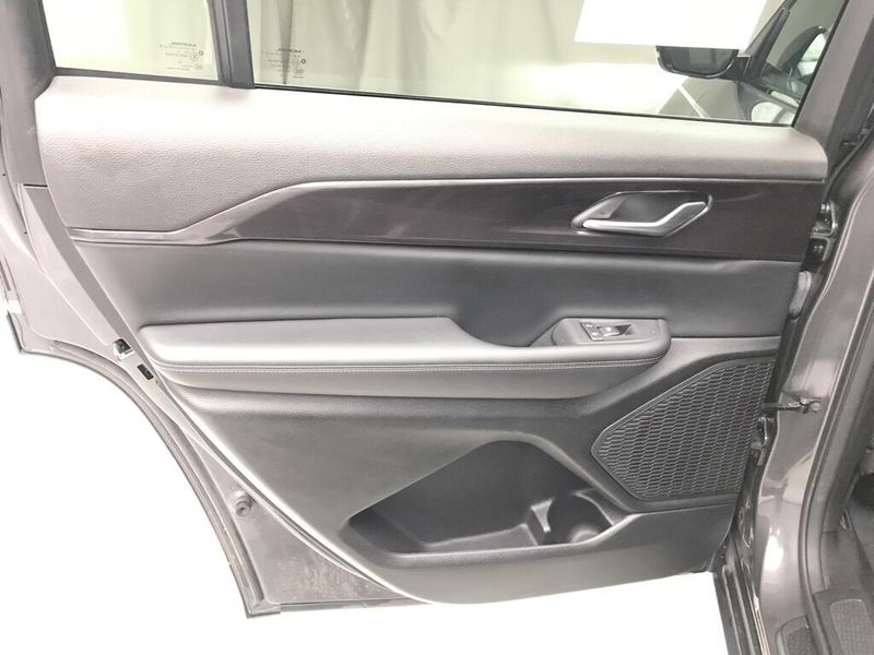 Used 2023 Jeep Grand Cherokee L AltitudeImage 13