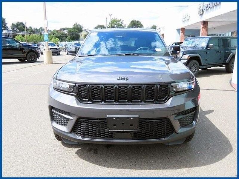 New 2025 Jeep Grand Cherokee Image 3