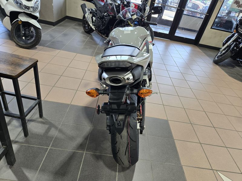 New 2026 Honda CBR600RR DEEP PEARL GRAY Image 8