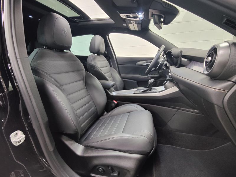 Used 2025 Alfa Romeo Tonale Veloce Premium AWD w/SunroofImage 5