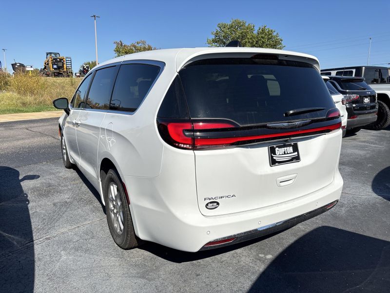 New 2026 Chrysler Pacifica SelectImage 9