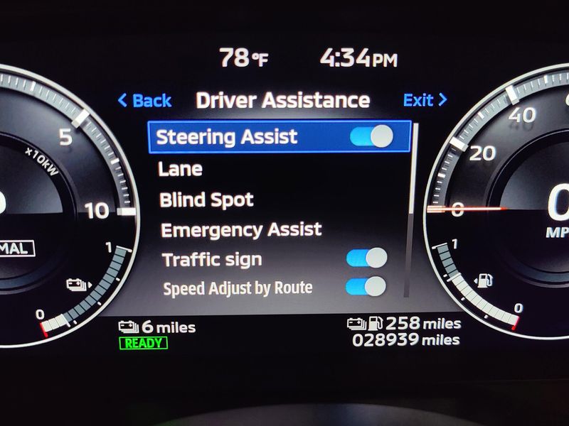 Used 2023 Mitsubishi Outlander PHEV SEL AWD 40th Anniv w/Sunroof/NavImage 8