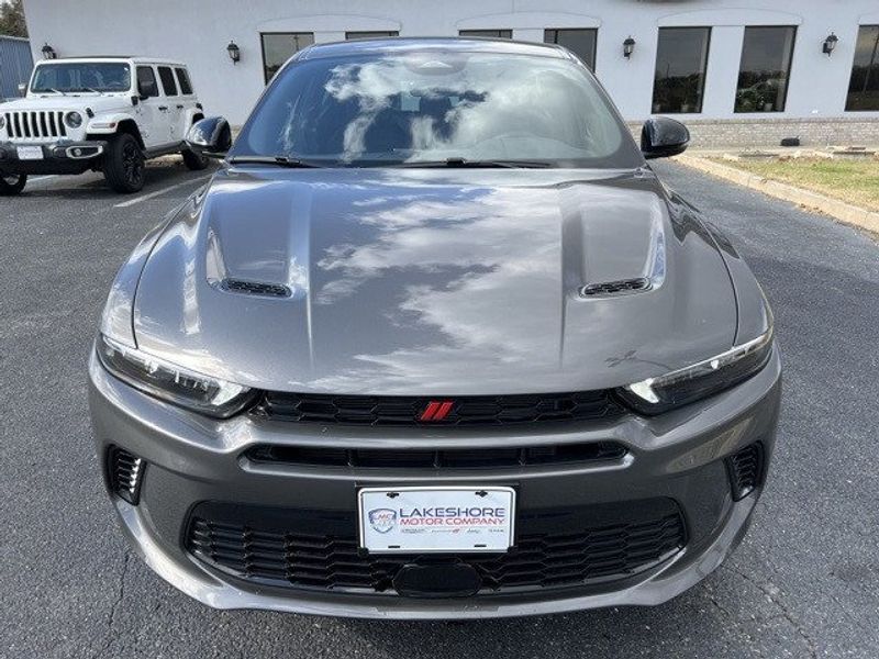 2024 Dodge Hornet R/T Eawd in a Gray Cray exterior color and Blackinterior. Lakeshore CDJR Seaford 302-213-6058 lakeshorecdjr.com 