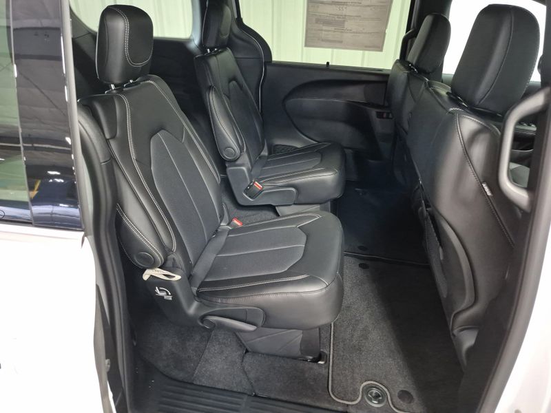 2025 Chrysler Pacifica SelectImage 7
