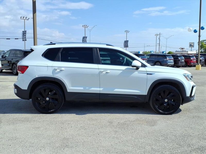 2024 Volkswagen Taos SEL photo 2