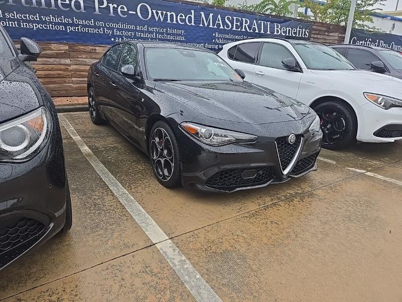 Used 2022 Alfa Romeo Giulia TiImage 2