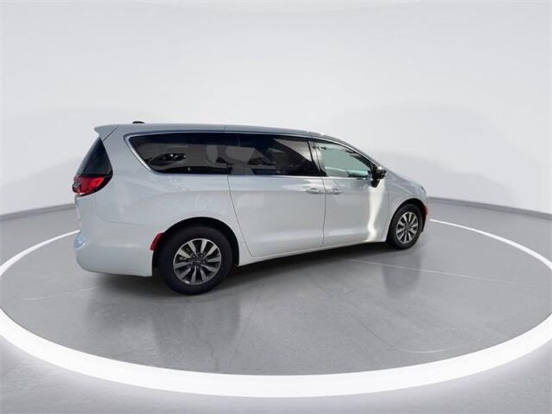 New 2024 Chrysler Pacifica Plug-in Hybrid SelectImage 8
