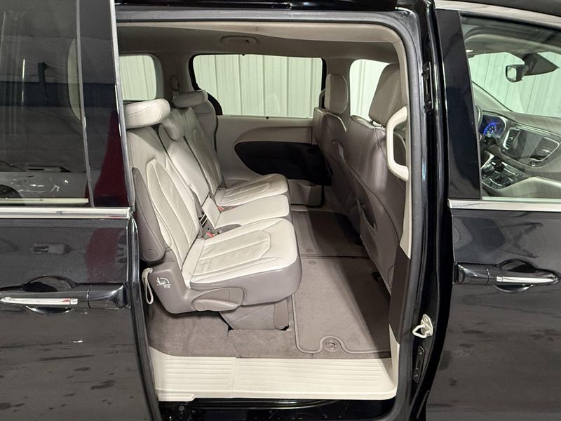 Used 2018 Chrysler Pacifica Touring LImage 8