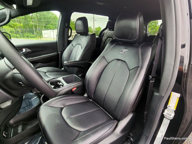 New 2026 Chrysler Pacifica Select