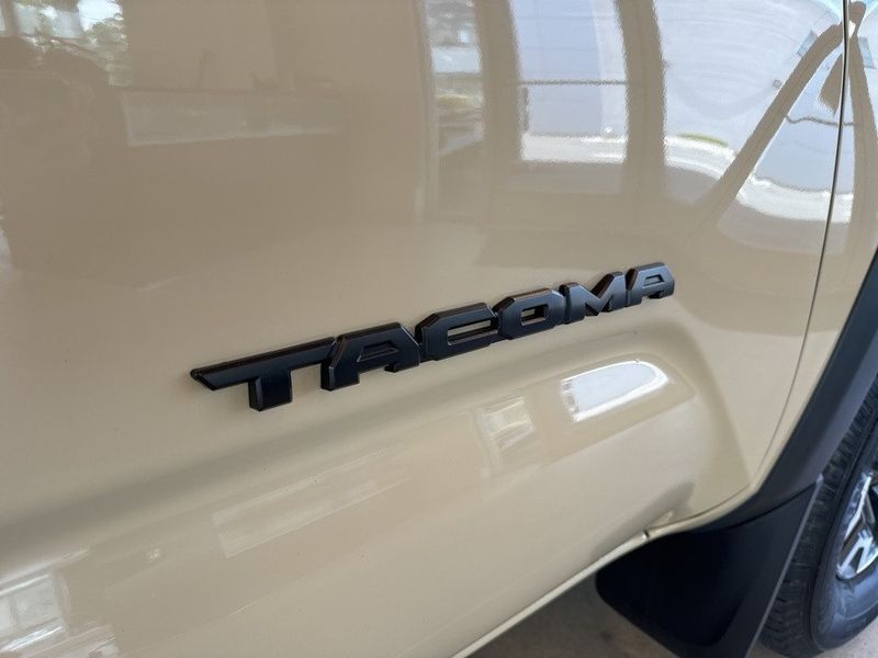2016 Toyota Tacoma TRD SportImage 2