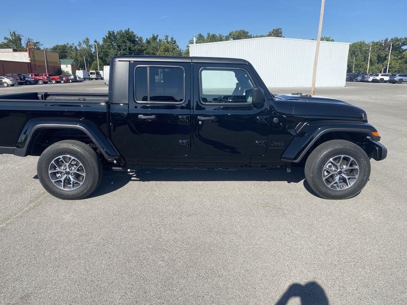 2025 Jeep Gladiator Sport S photo 9