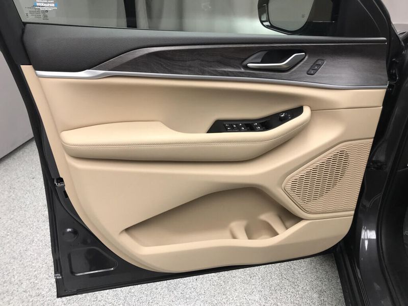 Used 2023 Jeep Grand Cherokee L LimitedImage 8