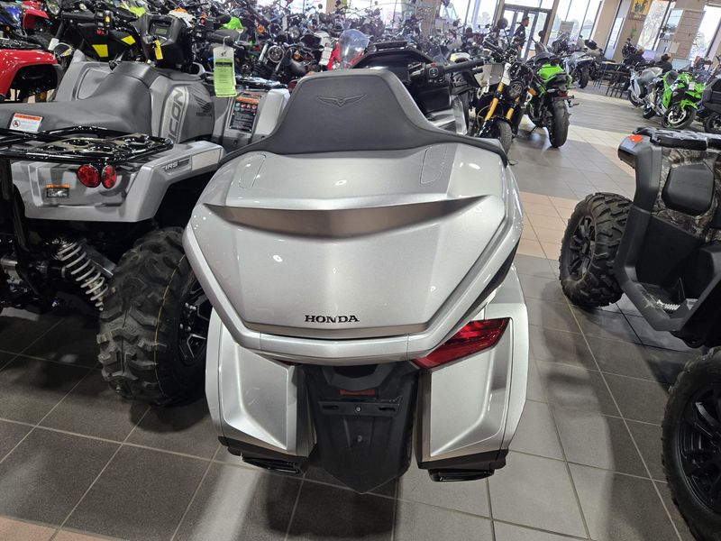 New 2025 Honda GOLD WING TOUR LIGHT SILVER METALLIC Image 15
