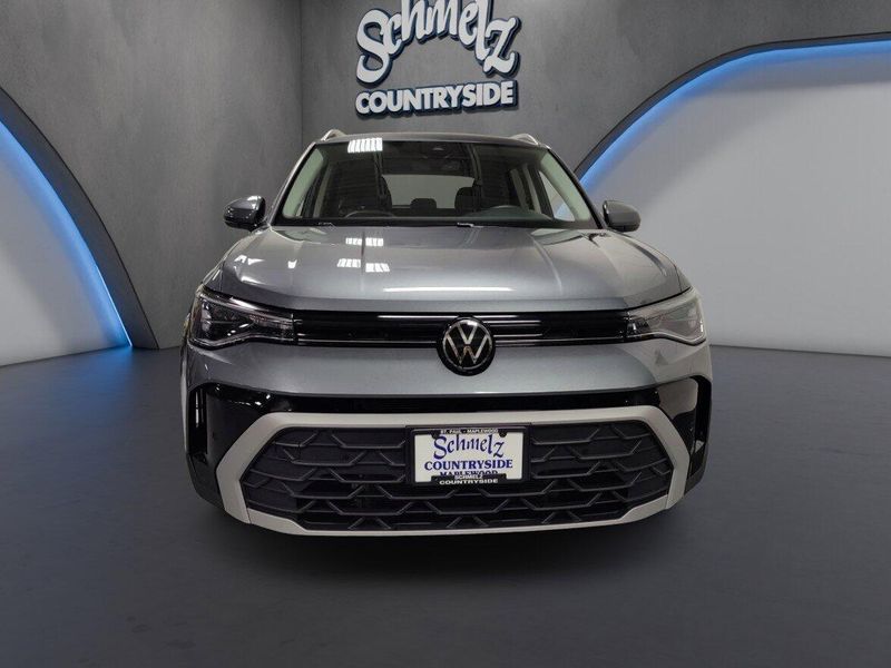 Used 2025 Volkswagen Taos SE 4-Motion AWDImage 3