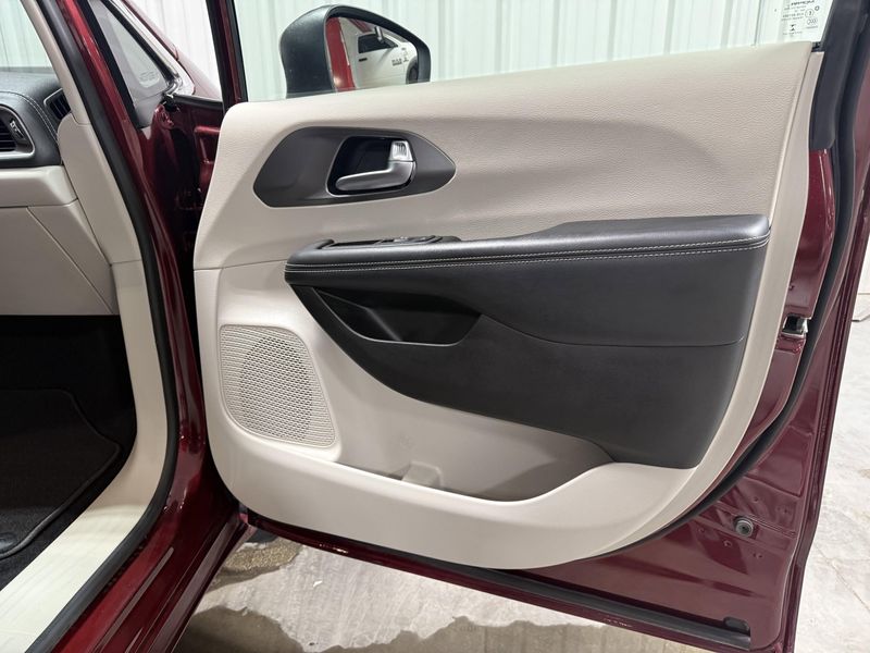 Used 2023 Chrysler Pacifica Touring LImage 11