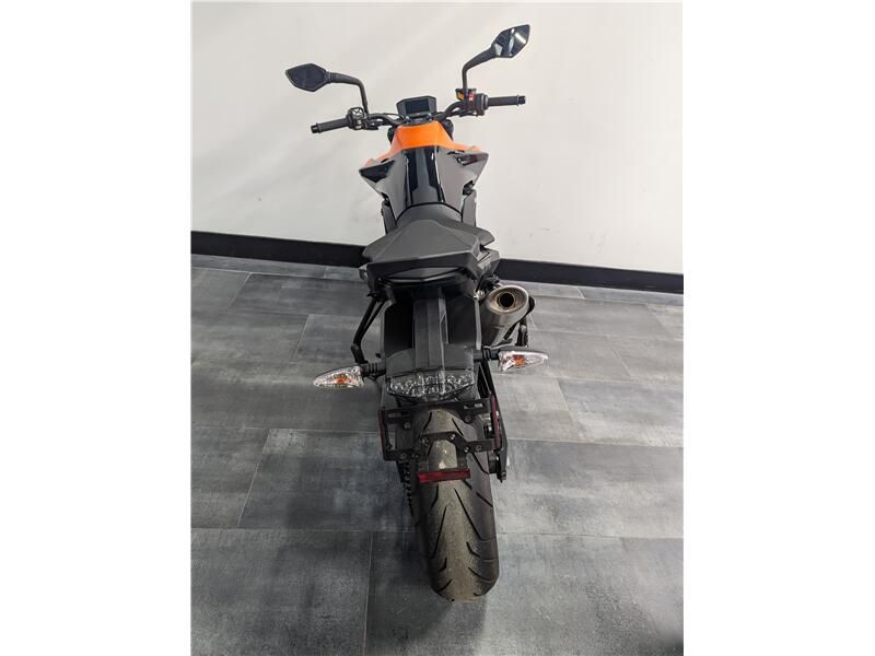 2022 KTM 890 DUKE Image 4