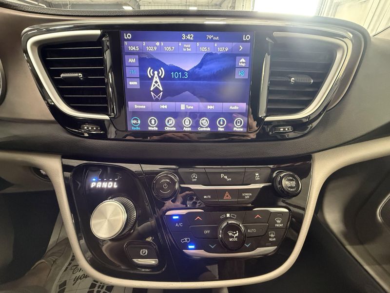Used 2018 Chrysler Pacifica Touring LImage 25