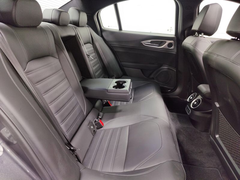 2024 Alfa Romeo Giulia Veloce AWD w/Sunroof/NavImage 17