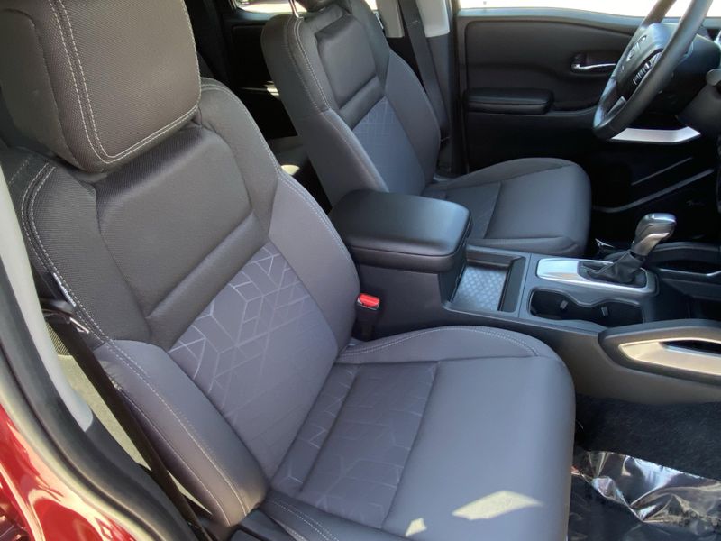Used 2025 Nissan Frontier SVImage 11