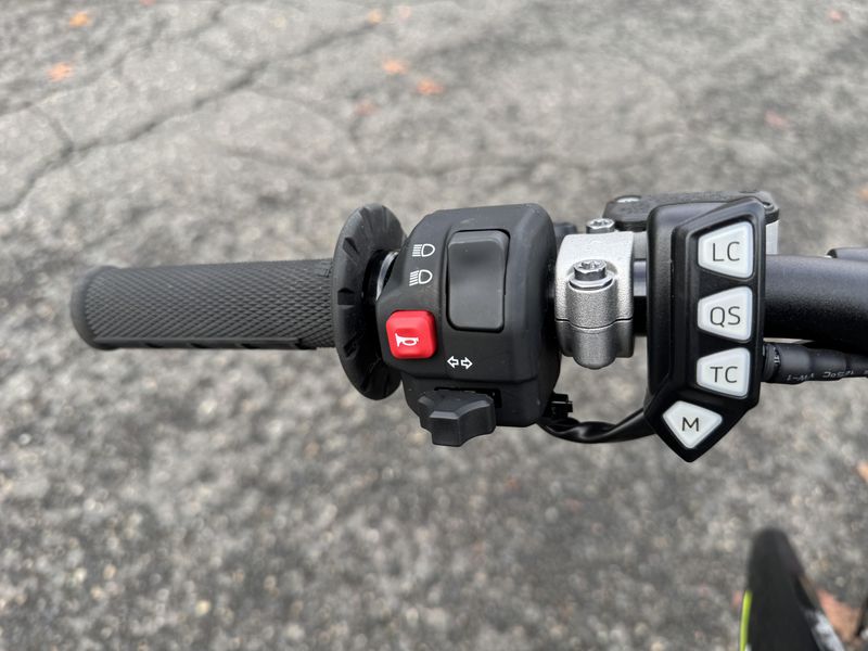 2026 Triumph TF250E - JET BLACK - PURE WHITE 