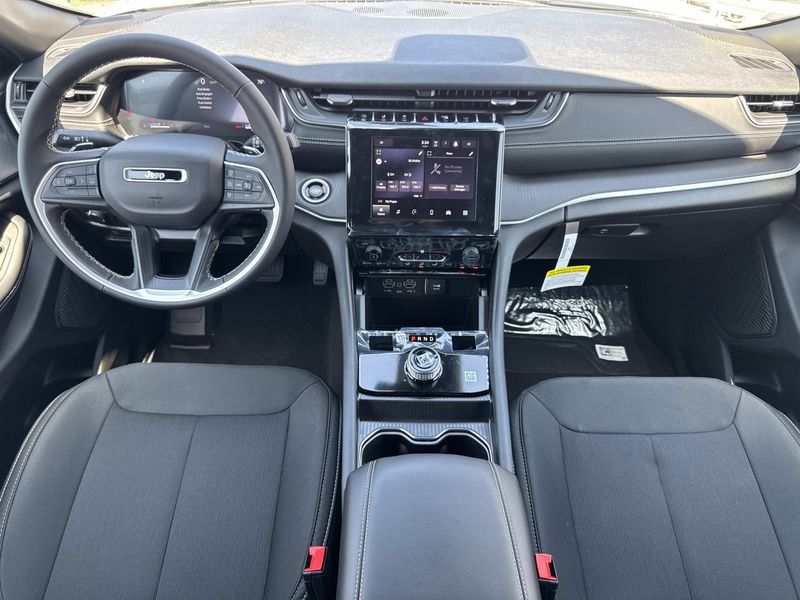 New 2026 Jeep Grand Cherokee Laredo 4x2