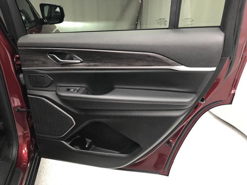 Used 2022 Jeep Grand Cherokee L LimitedImage 14