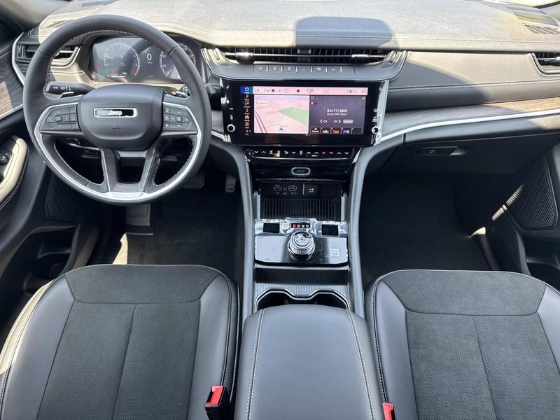 New 2026 Jeep Grand Cherokee Laredo Altitude 4x2
