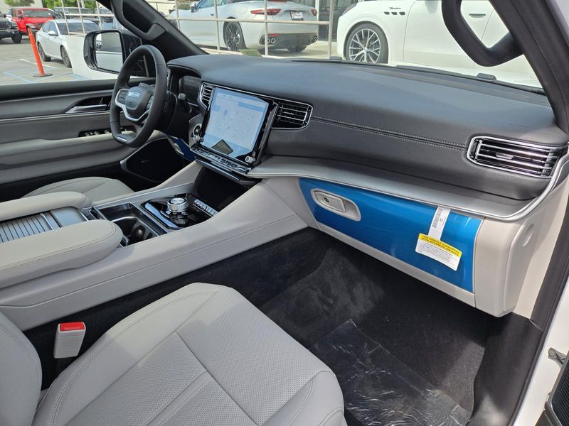 2026 Jeep Grand Wagoneer 4x2