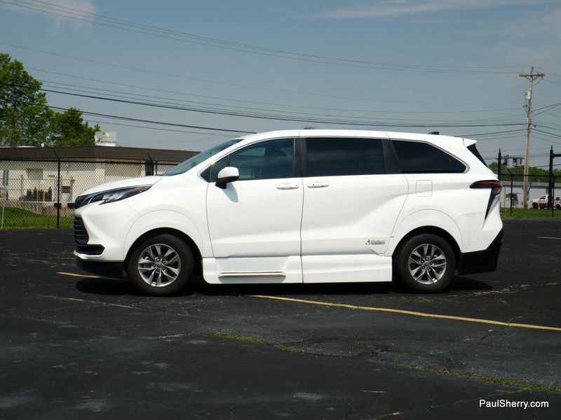 2022 Toyota Sienna Hybrid LEImage 28