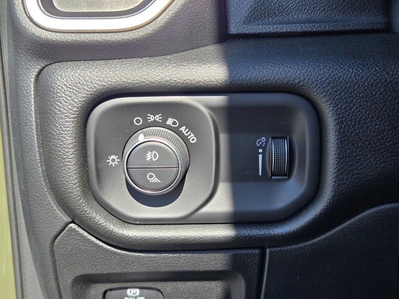 New 2026 RAM 1500 Express Crew Cab 4x4 5'7' Box