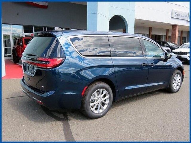 New 2025 Chrysler Pacifica SelectImage 7